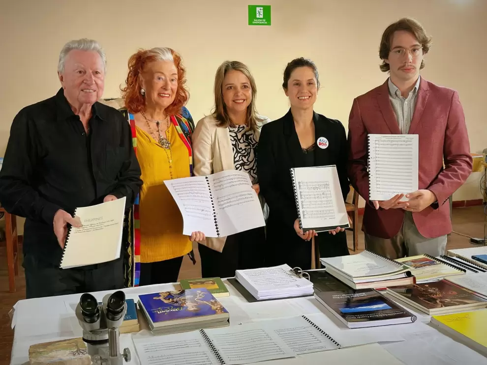 Luis Szar�n, director de Sonidos de la Tierra, Adriana Ortiz, ministra de Cultura, y miembros de Fundaci�n Rencontres Musicales...
