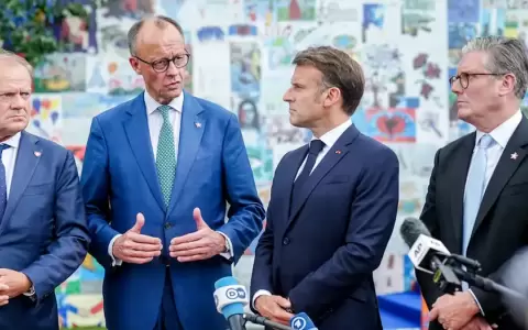 Donald Tusk, Friedrich Merz, Emmanuel Macron y Keir Stermer, durante la cumbre en Tirana de la Comunidad Pol�tica Europea.
