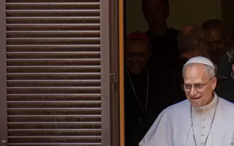 El sacerdote peruano Edgard Iv�n Rimaycuna Inga sigue al papa Le�n XIV durante una visita a la Curia General de la Orden de San Agust�n.