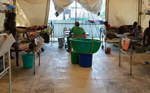 Sud�n del Sur: m�dicos atienden personas aquejadas de desnutrici�n.