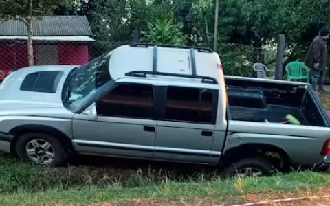 En esta camioneta se encontraron los cuerpos.