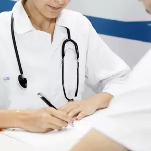 Argentina elimina la salud gratuita para los extranjeros y afecta a casi 570.000 paraguayos
