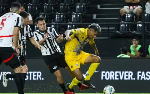 Libertad rescata un empate con 10 hombres ante Sportivo Trinidense