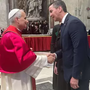 Pe�a y la primera dama saludan al nuevo Papa Le�n XIV