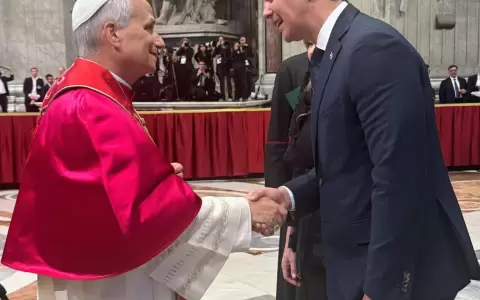 Santiago Pe�a felicitando al papa Le�n XIV tras su entronizaci�n.