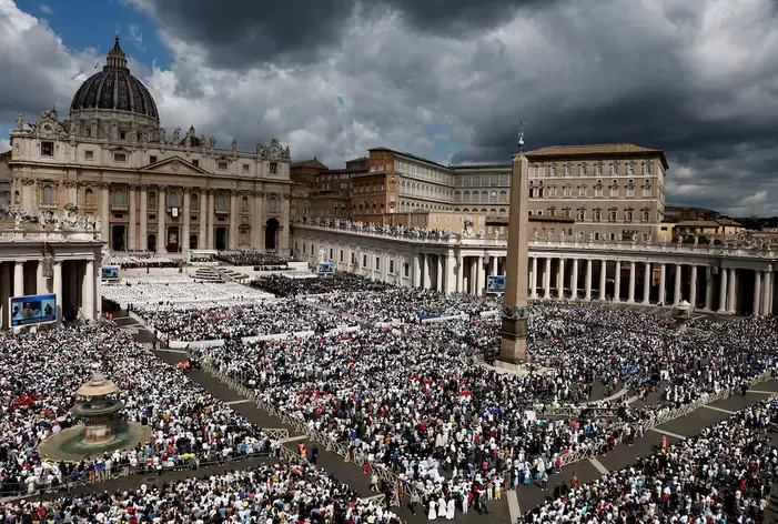 Plaza de San Pedro durante el pontificado del papa Le�n XIV. Foto: Vincenzo livieri / Infobae.