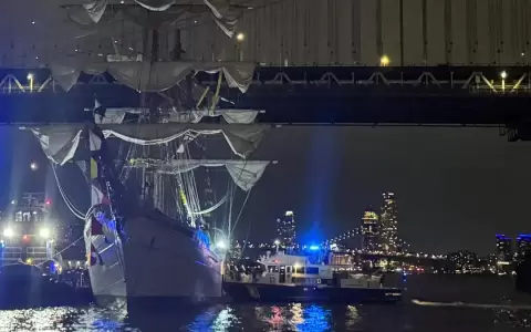Los m�stiles del buque de la marina mexicana impactaron contra la base del puente de Brooklyn.