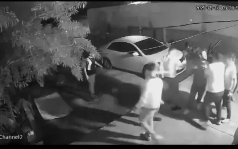 El violento momento se registr� anoche en el barrio Acaray.