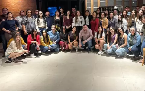 Zuny Borja, en una reuni�n con j�venes sampedranos.