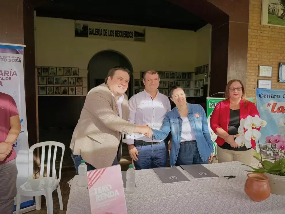 Firma del convenio entre Adriana Ortiz, ministra de Cultura, y las autoridades locales. Cortesía