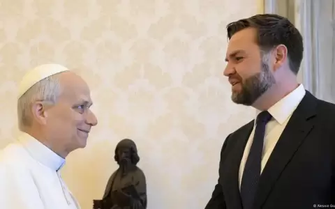 El papa Le�n XIV saluda al vicepresidente de Estados Unidos.