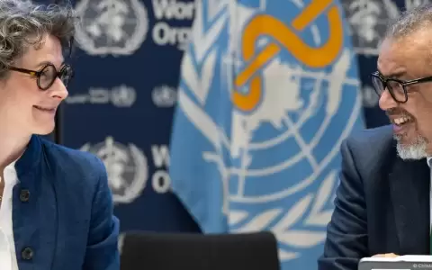 Embajadora francesa para la salud mundial y copresidenta de las negociaciones, Anne-Claire Amprou, y el jefe de la OMS Tedros Adhanom Ghebreyesus.