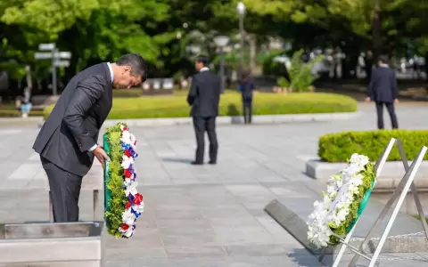 En Jap�n, Santiago Pe�a rindiendo homenaje a las v�ctimas de la bomba at�mica.
