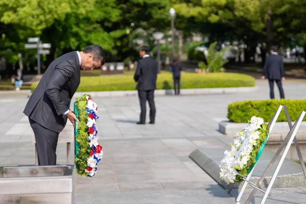 En Jap�n, Santiago Pe�a rindiendo homenaje a las v�ctimas de la bomba at�mica.