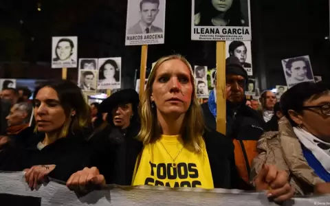 Los manifestantes sostienen retratos de personas desaparecidas durante la �ltima dictadura en Uruguay mientras participan en la Marcha del Silencio.