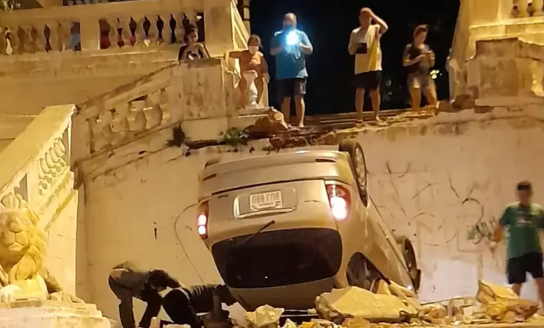 As� termin� un veh�culo que cay� en la escalinata.
