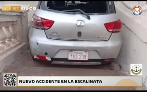 As� qued� el veh�culo en la escalinata tras el accidente de hoy.