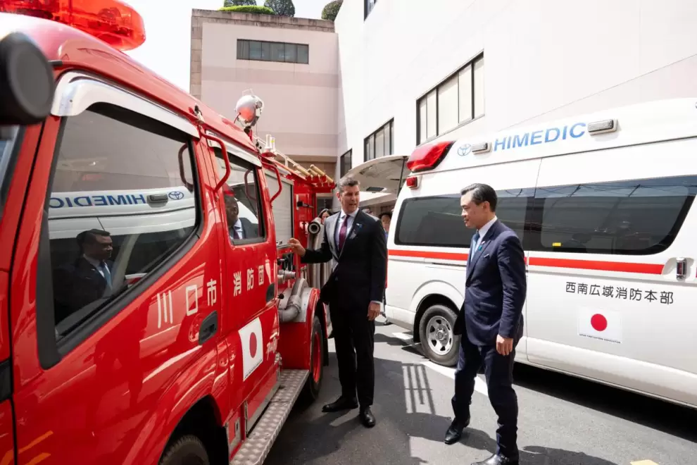 Japón dona camión de bomberos y ambulancias.