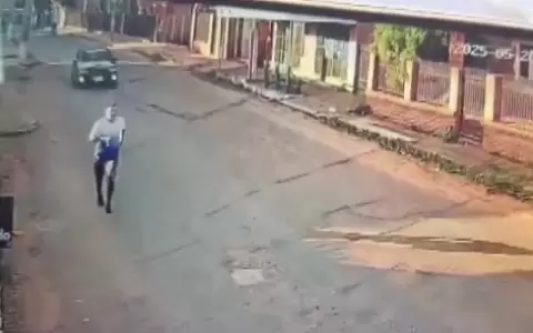 Momento en que el detenido corr�a de los polic�as. Hace unos d�as hab�a salido de la c�rcel.