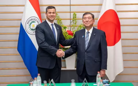 Santiago Pe�a y el primer ministro japon�s, Ishiba Shigeru.
