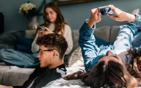 Seg�n la OCDE, la salud mental de los j�venes se ha deteriorado dr�sticamente en los �ltimos 15 a�os. �Cu�nta culpa tiene los celulares de esto?
