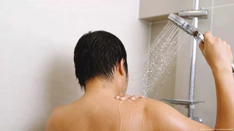 Un estudio microbiol�gico revel� que la ducha por la ma�ana elimin� c�lulas muertas y bacterias acumuladas durante las horas de sue�o. Foto: DW