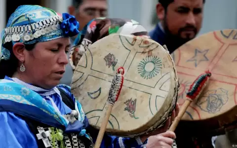 Una Machi (curandera, chamana) y un ayudante tocan el tradicional tambor de culto durante un ritual mapuche en un pueblo cerca de Cholchol, en el sur.