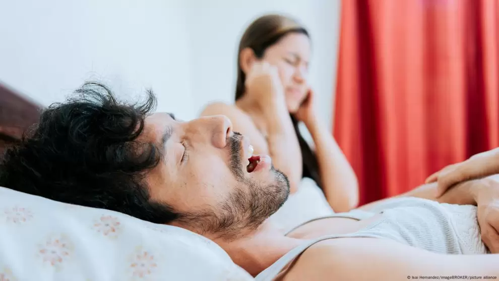 El "mouth taping" promete reducir los ronquidos, pero los cient�ficos advierten que puede generar riesgos en personas con congesti�n nasal. Foto: DW
