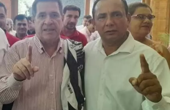 El expresidente Horacio Cartes y el intendente de San José del Rosario, Miguel Ángel Gray Rivarola.
