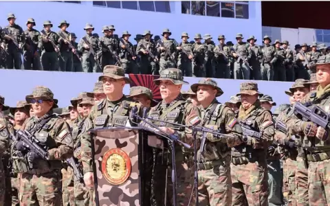 Militares venezolanos custodian el orden.