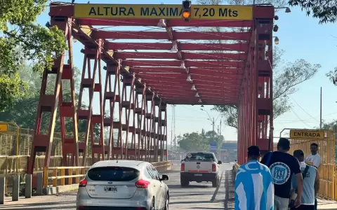 Paso fronterizo entre Paraguay y Argentina.