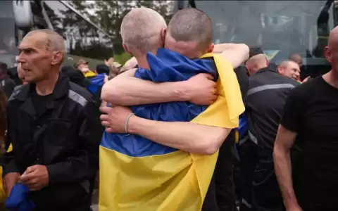 Soldados ucranianos son recibidos tras ser liberados gracias a un canje de prisioneros de guerra entre su pa�s y Rusia.