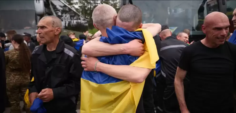 Soldados ucranianos son recibidos tras ser liberados gracias a un canje de prisioneros de guerra entre su pa�s y Rusia.