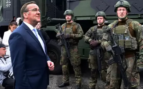 El ministro de Defensa, Boris Pistorius, visitando a los soldados alemanes.