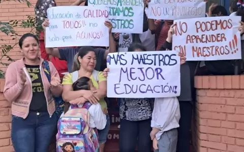 Padres y alumnos movilizados piden atenci�n del MEC.