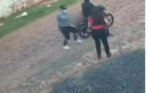 Momento en que uno de los motochorros apunta el arma contra la mujer para quitarle su cartera, Realizaron un disparo que no dio contra v�ctima.