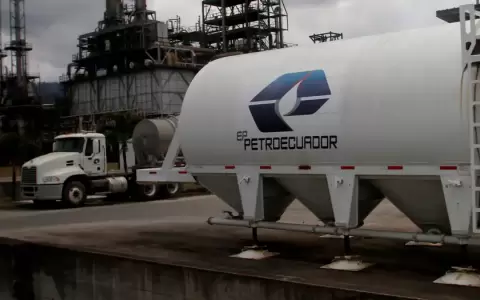 La Refiner�a de Esmeraldas, a cargo de Petroecuador.