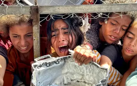 Palestinos en Jan Yunis pidiendo comida en uno de los puntos de ayuda que pueden distribuir la poca comida que llega a la Franja de Gaza.