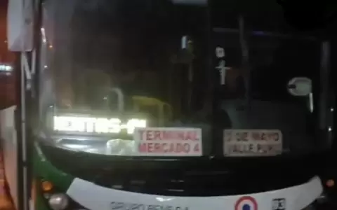 Unidad de la l�nea 11 fue acusado de no querer devolver el pasaje pese a quedarse en la calle por fallas mec�nicas.