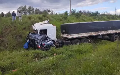 Los veh�culos implicados fueron un tractocami�n con carreta, una camioneta y un autom�vil Toyota.
