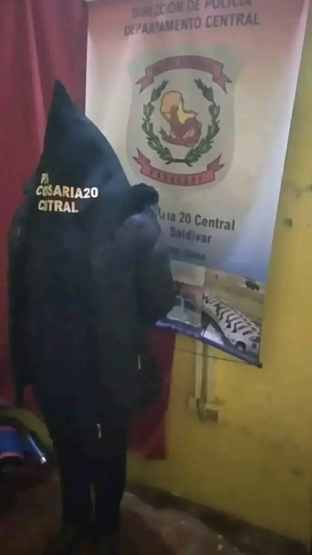 La mujer que hab�a quemado el auto minutos antes, fue y se entreg� en la comisaria.