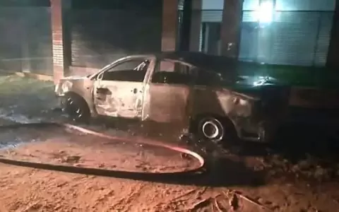 As� qued� el auto Toyota Premio de la que ser�a la nueva pareja del hombre en discordia.
