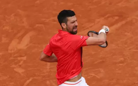 Novak Djokovic supera a Corentin Moutet, al p�blico del Suzanne Lenglen y a problemas f�sicos