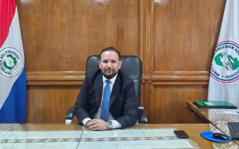 Doctor Derlis Le�n, nuevo gerente de Salud del Instituto de Previsi�n Social.