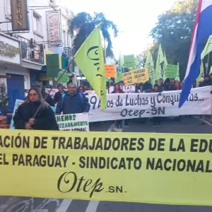 Docentes se movilizan en el microcentro de Asunci�n para pedir mejores condiciones en los colegios
