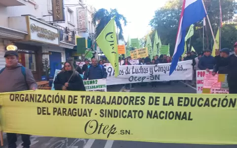 Docentes salen desde el Pante�n de H�roes hasta la sede central del MEC.