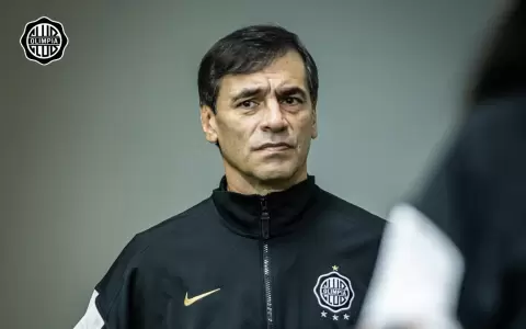 Fabi�n Bustos, entrenador de Olimpia.