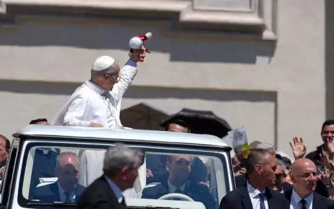 El papa Le�n XIV  atrap� un mu�eco blanquirrojo que le lanzaron.