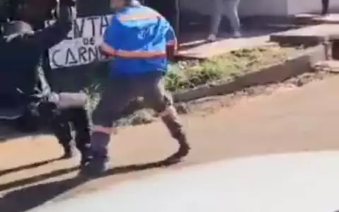 Momento en que el conductor propina un golpe al agente que lo tira al piso y luego le pide que se levante para seguir con la pelea.
