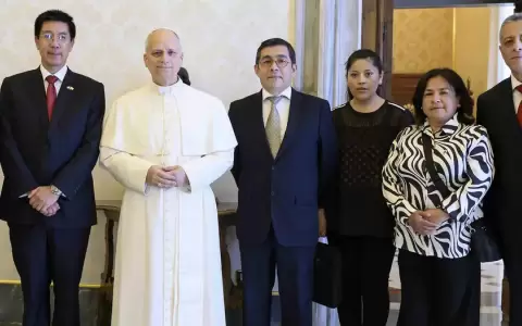 El papa Le�n XIV, junto al ministro peruano ante la Santa Sede, Manuel Carrasco (2� izq.) y los funcionarios del Registro Nacional de Identificaci�n.
